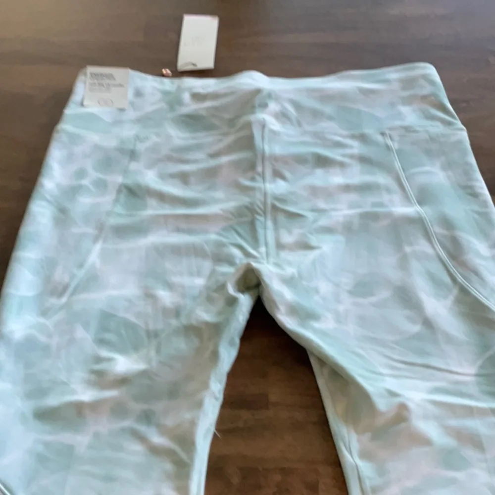 Calia Pale green & soft white Patterned Leggings. Pockets on sides. Buttery soft - Picture 9 of 12